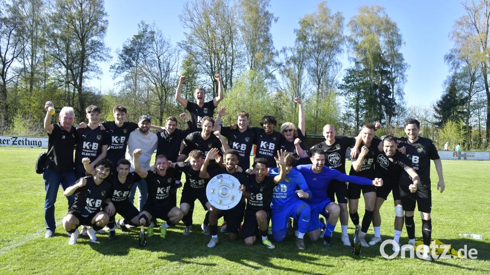 Die Spieler des FC Amberg jubeln über die Meisterschaft in der Bezirksliga Nord und den Aufstieg in die Landesliga. Bild: A. Schwarzmeier