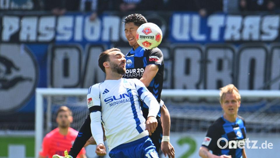 Schalkes Kenan Karaman im Duell mit Paderborns Santiago Castaneda. Bild: Swen Pförtner/dpa