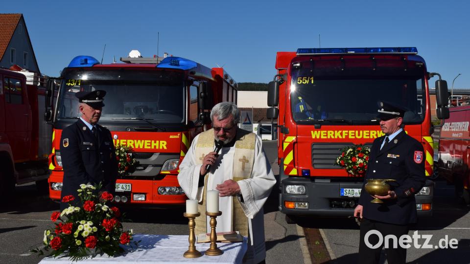 Pfarrer Markus Ertl segnete die neuen Fahrzeuge der Werksfeuerwehr Flachglas Wernberg. Bild: bnr