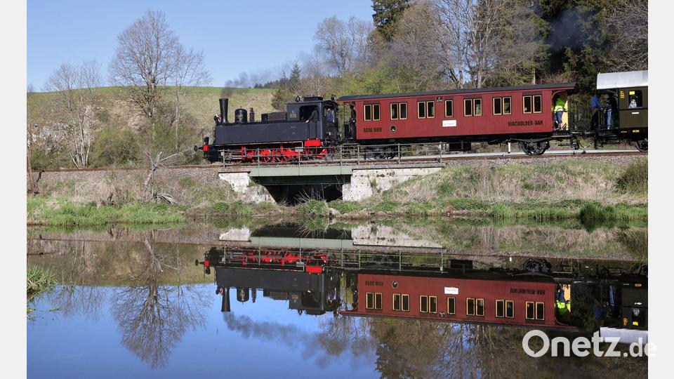 Eine Dampflokomotive ist auf der Schwäbischen Alb unterwegs und spiegelt sich in einem Gewässer. Bild: Thomas Warnack/dpa