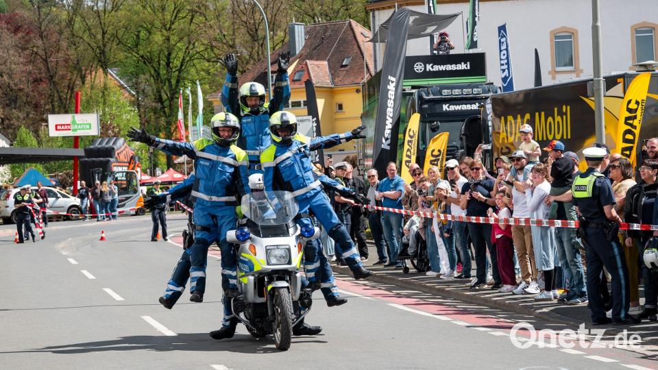 Neben einem Übungsparcours zeigten auch Polizisten eine akrobatische Show. Bild: Daniel Vogl/dpa