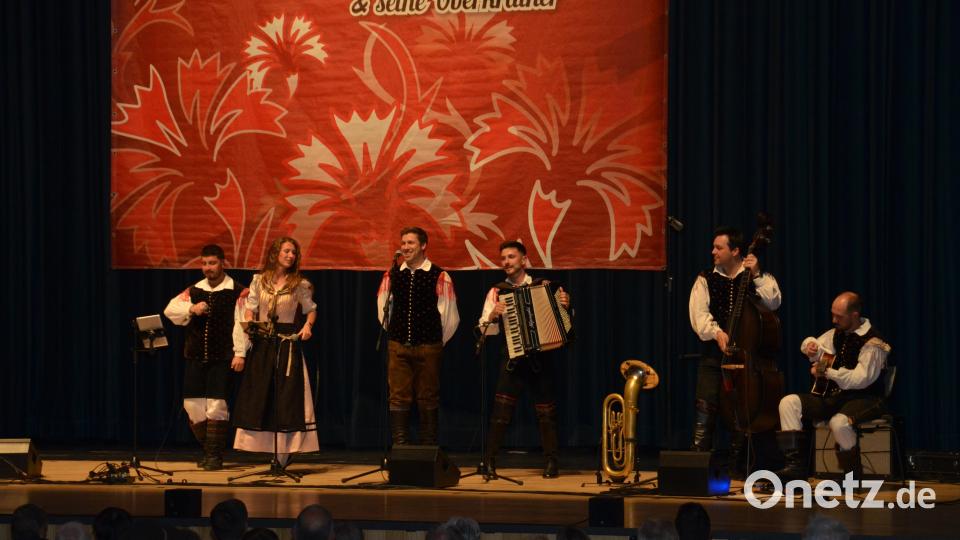 „Es ist so schön ein Musikant zu sein“ – dieser Satz war nicht nur Titel, sondern spürbare Haltung auf der Bühne. Mit Witz und Charme führte Sašo Avsenik (Dritter von links) durch das Programm und bewies dabei großes Gespür für sein Publikum. Bild: dob