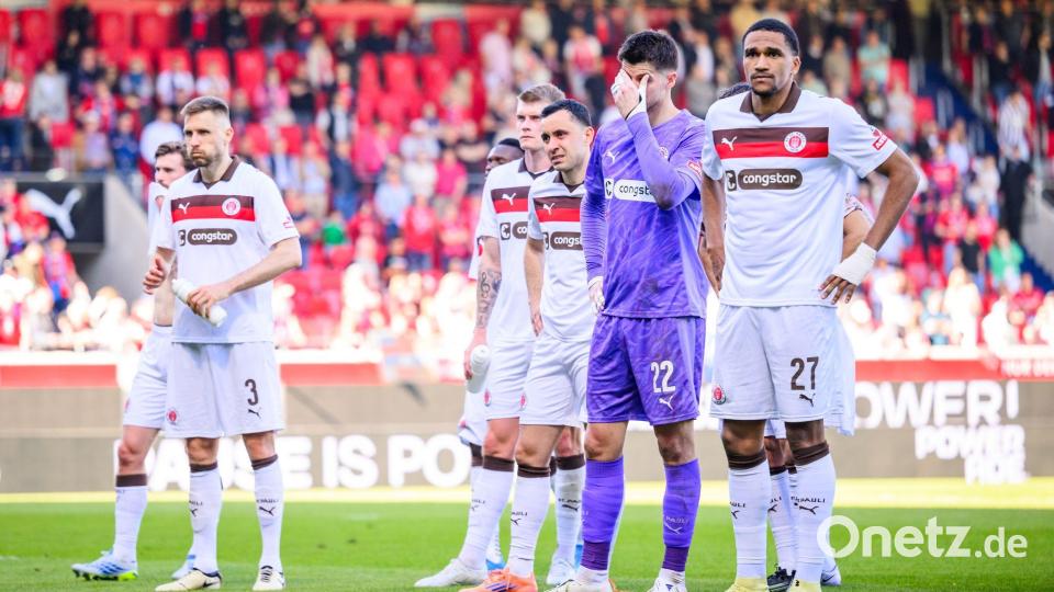 Niedergeschlagen nach dem Dämpfer in Heidenheim: die Mannschaft des FC St. Pauli Bild: Tom Weller/dpa
