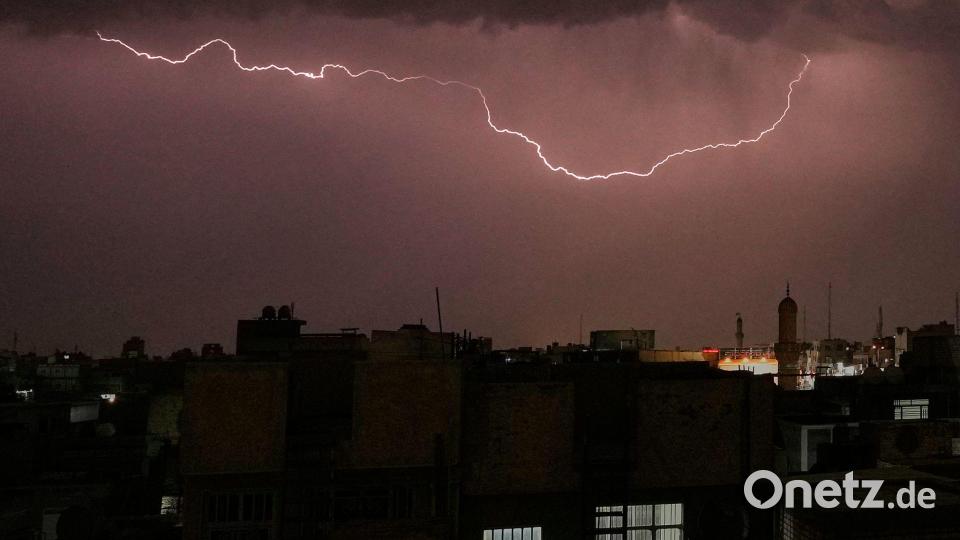 Blitze erhellen den Himmel, während ein Gewitter über Bagdad hinwegzieht. Bild: Hadi Mizban/AP/dpa