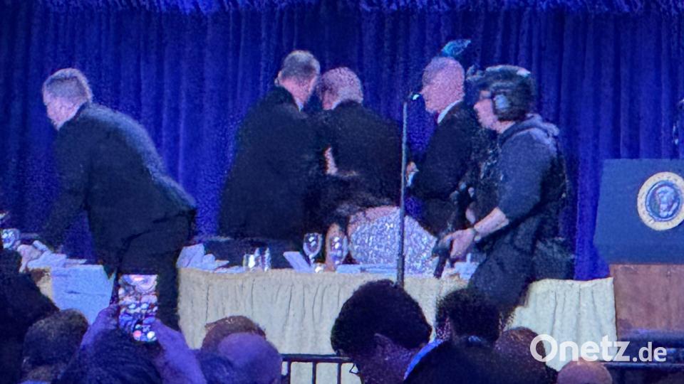 Geheimdienstmitarbeiter bringen US-Präsident Trump nach den Geräuschen von Schüssen während des White House Correspondents Dinner von der Bühne. Bild: Mark Schiefelbein/AP/dpa
