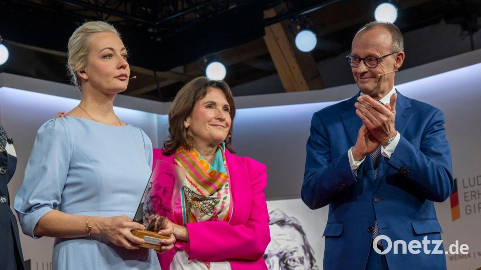 2024 war die Welt beim Ludwig-Erhard-Gipfel noch in Ordnung: Damals hielt der heutige Kanzler Merz die Laudatio für Julia Nawalnaja. (Archivbild) Bild: Peter Kneffel/dpa