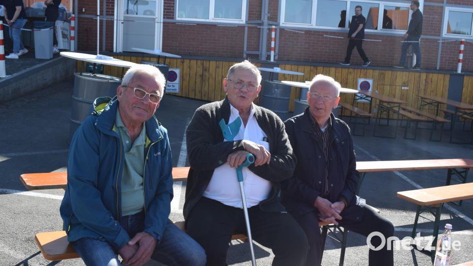 Auch die ehemaligen Kommandanten (von links), Willi Aurich, Friedrich Beier und Anton Bruckner feierten den Geburtstag ihrer Feuerwehr. Bild: bnr
