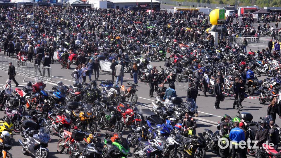 Benzin liegt in der Luft: Tausende Motorradfahrer treffen sich zum Saisonauftakt am Nürburgring. Bild: Thomas Frey/dpa