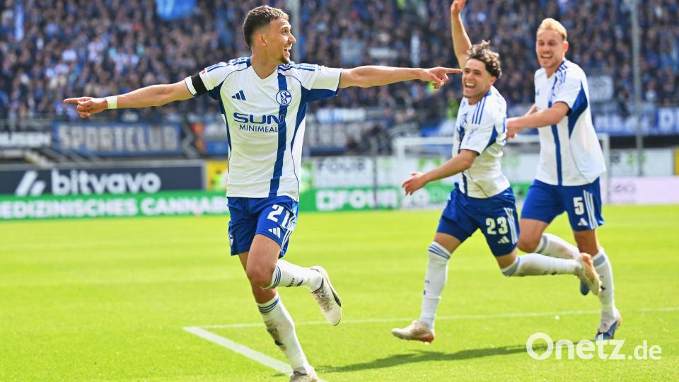 Schalke jubelt über das 3:2 in Paderborn. Bild: Swen Pförtner/dpa