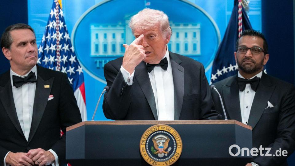 US-Präsident Trump trat nach dem Vorfall im Smoking vor die Presse. Bild: Jose Luis Magana/AP/dpa