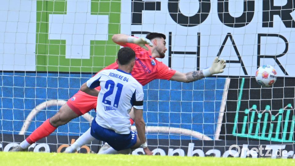 Dejan Ljubicic bringt Schalke mit dem 1:2-Anschlusstreffer zurück ins Spiel. Bild: Swen Pförtner/dpa