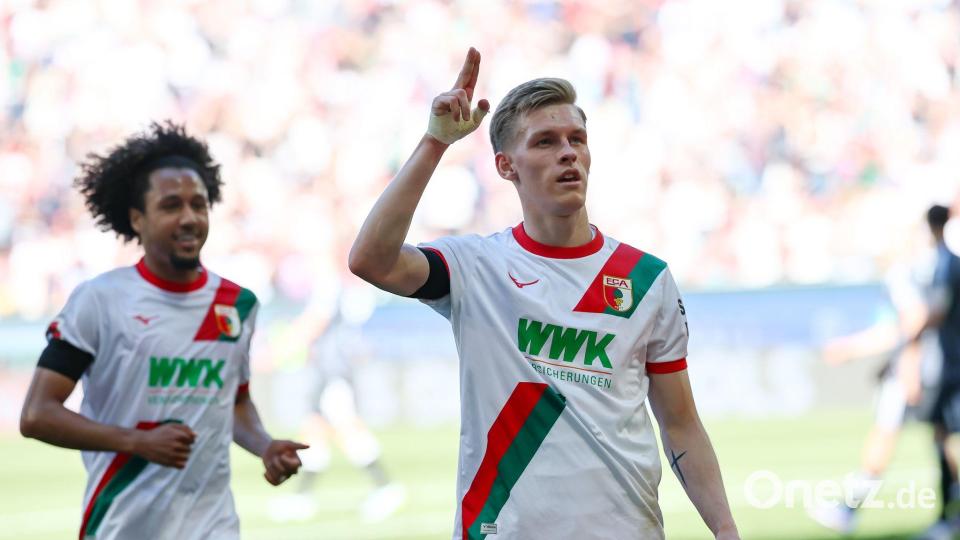 Anton Kade (r) lässt die Augsburger gegen Frankfurt jubeln. Bild: Daniel Löb/dpa