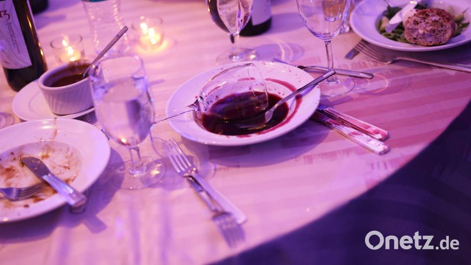 Nach einem Zwischenfall beim White House Correspondents' Dinner im Washington Hilton liegt ein Weinglas in einem Teller. Bild: Tom Brenner/AP/dpa