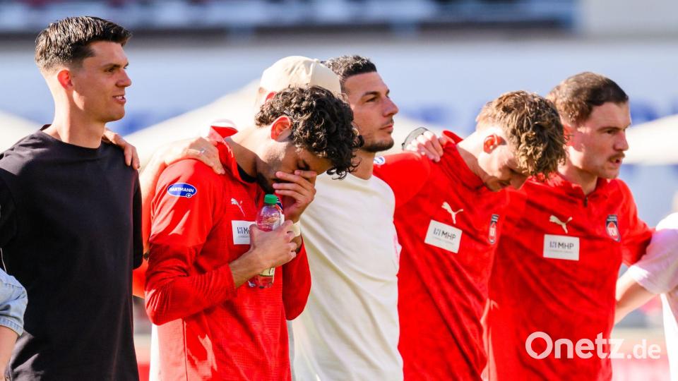Emotionale Szene: Eren Dinkci wurde mit Sprechchören gefeiert. Bild: Tom Weller/dpa