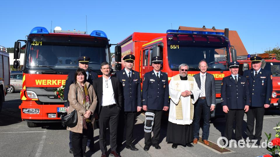 Zahlreiche Ehrengäste aus der Politik, der Werksleitung und der Feuerwehrführung gratulierten der Werksfeuerwehr zu ihrem Geburtstag, dem neuen Feuerwehrhaus und der neuen Einsatzfahrzeuge. Bild: bnr