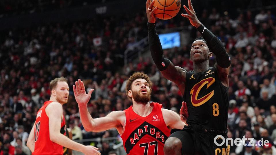 Dennis Schröder (r.) kam für die Cleveland Cavaliers in Toronto wieder von der Bank. Bild: Frank Gunn/The Canadian Press/AP/dpa