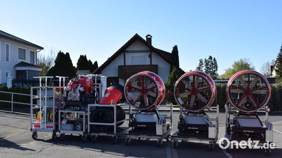 Zu den neuen Gerätschaften der Werksfeuerwehr Flachglas Wernberg gehören auch drei Großventilatoren. Bild: bnr