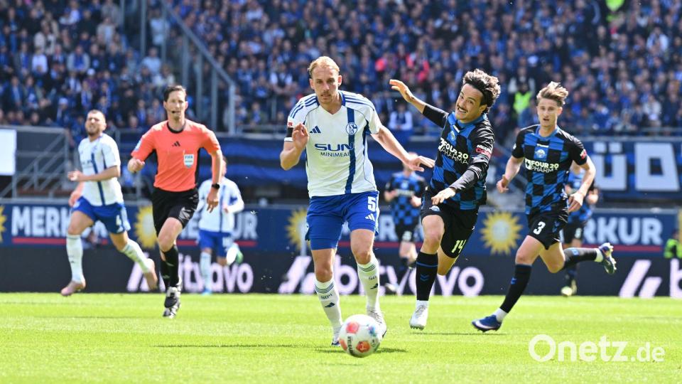 Schalkes Timo Becker spielt gegen Paderborns Mika Baur. Bild: Swen Pförtner/dpa