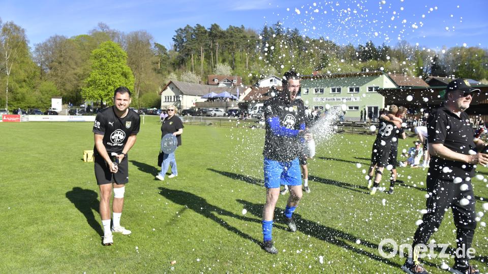 Der FC Amberg ist Meister der Bezirksliga Nord. Nach dem Auswärtssieg bei Furth im Wald knallten die Sektkorken. Bild: Hubert Ziegler