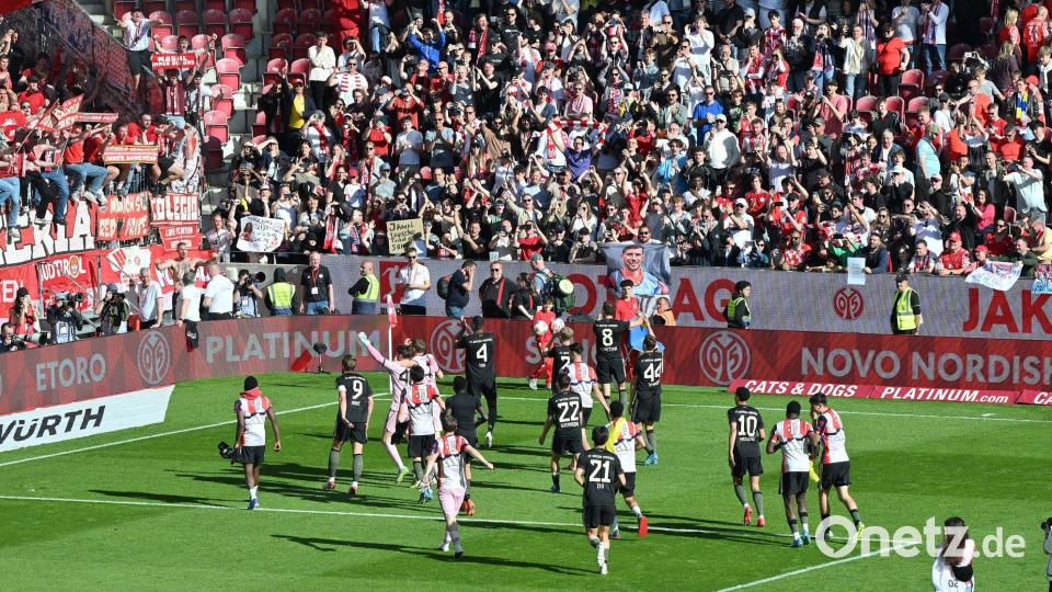 Bejubelten mit den Fans eine spektakuläre Aufholjagd: Die Profis des FC Bayern München. Bild: Torsten Silz/dpa