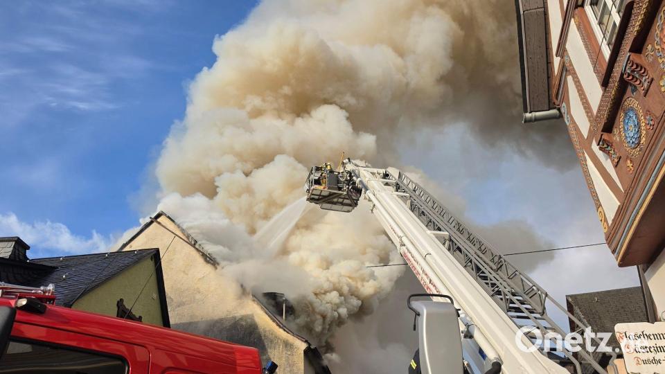 Die Feuerwehr bekämpft in Kröv in Rheinland-Pfalz einen Brand, bei dem es zu starker Rauchentwicklung kommt. Bild: Kevin Schößler/dpa