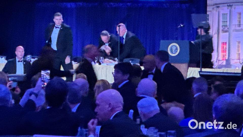 Trump wurde nach dem Vorfall bei der Abendveranstaltung evakuiert. Bild: Mark Schiefelbein/AP/dpa