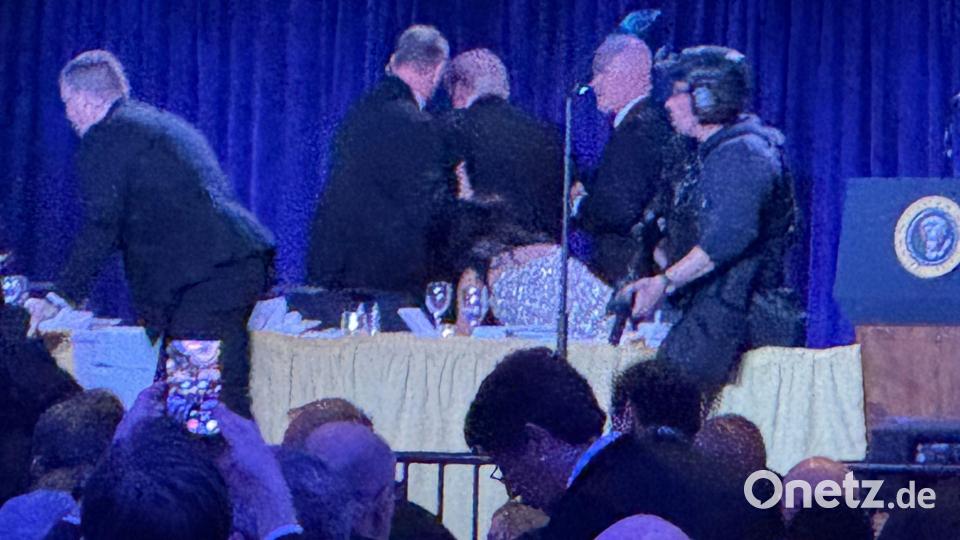 In Aufnahmen schien der Präsident kurzzeitig in die Knie zu gehen, als er aus dem Saal geführt wurde. Bild: Mark Schiefelbein/AP/dpa