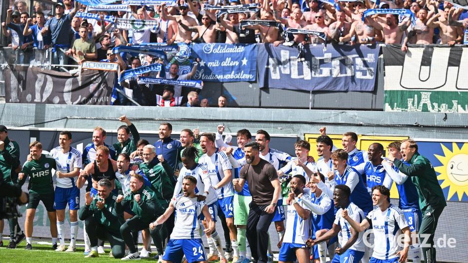 Zusammen mit den Fans feiern die Schalker in Paderborn. Bild: Swen Pförtner/dpa