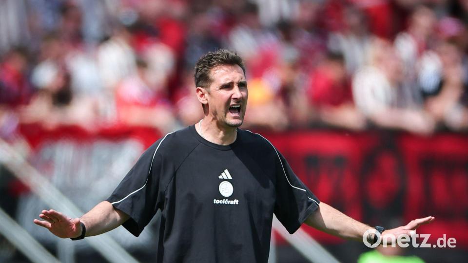 Miroslav Klose erlebt ein zähes Spiel seiner Mannschaft. Bild: Daniel Karmann/dpa