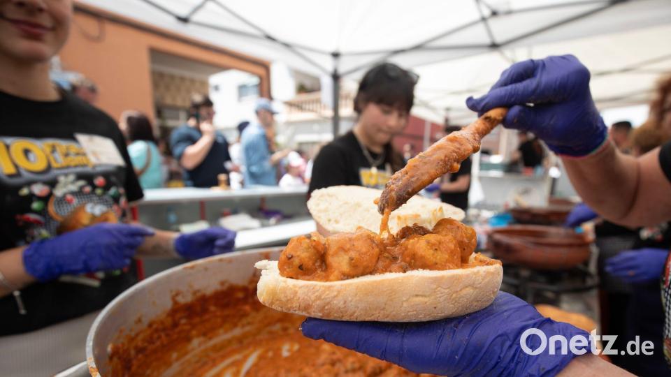 Futtern wie bei Muttern - Brötchen-Fest auf Mallorca. Bild: Clara Margais/dpa