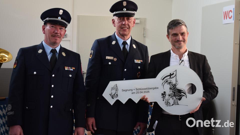Werksleiter Michael Kettler (rechts) übergibt symbolisch den Schlüssel für das neue Feuerwehrhaus an den Kommandanten Dieter Schweiger (Mitte) und seinem Stellvertreter Peter Bodensteiner (links). Bild: bnr
