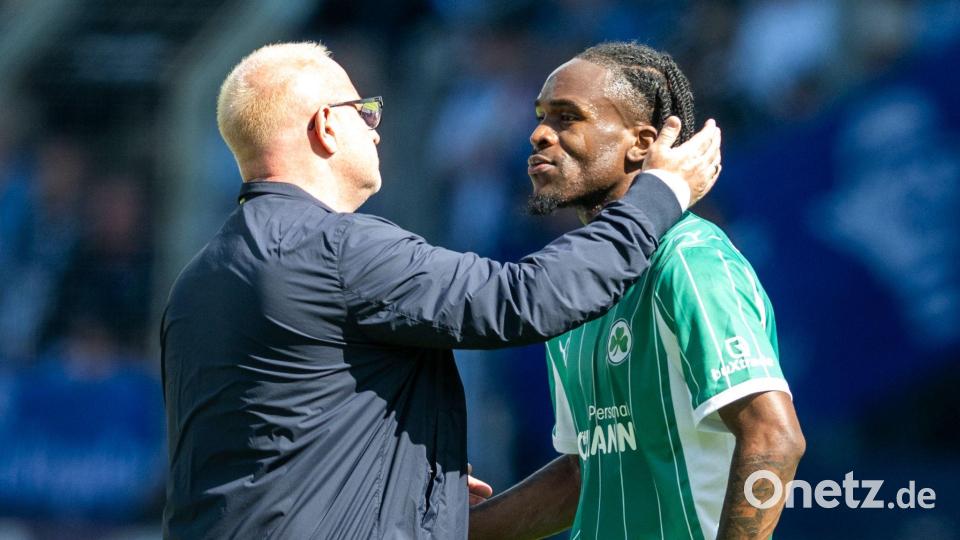 Der Anschluss von Noel Futkeu (r) kommt zu spät. Bild: David Inderlied/dpa