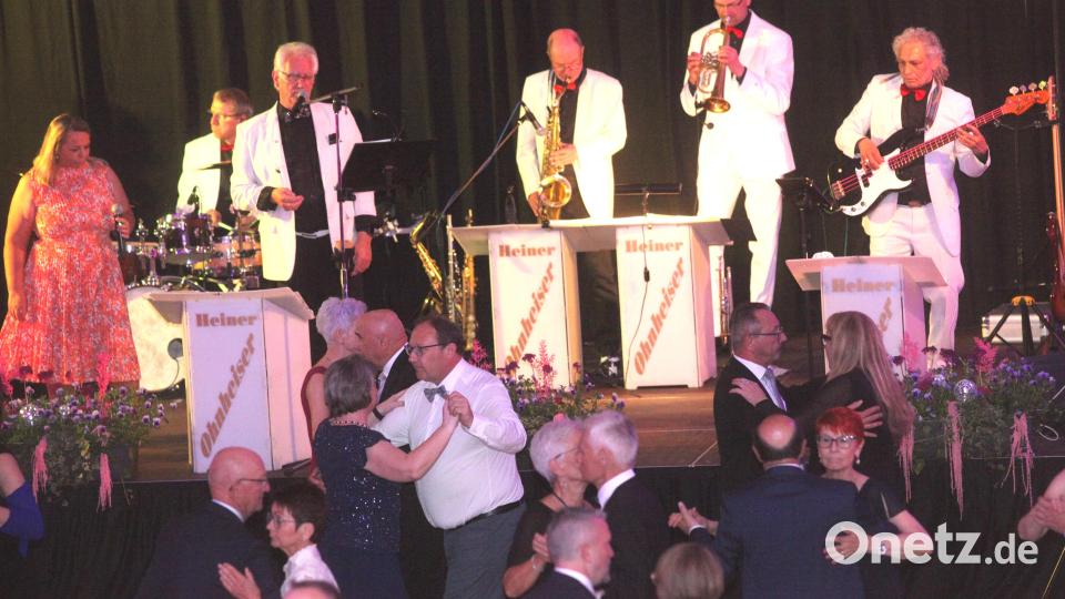 Die Ballgäste tanzten in der Oberpfalzhalle zu den Klängen der Heiner-Ohnheiser-Band. Bild: Hirsch