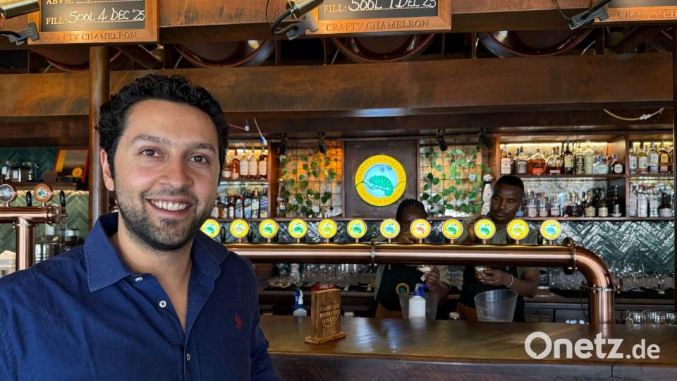 Arjun Malhotra steht an der Bar seines Biergartens „Crafty Chameleon“. Bild: Eva Krafczyk/dpa