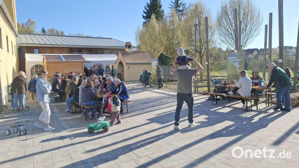 Während des Nachmittags machten es sich die Gäste, vor allem die Familien, im Freien gemütlich. Bild: gz