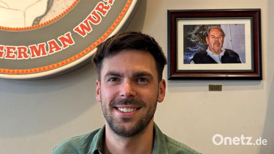 Fabian Förster steht vor einem Foto seines Großvaters, nach dem „Dieters Grill“ benannt wurde. Bild: Eva Krafczyk/dpa