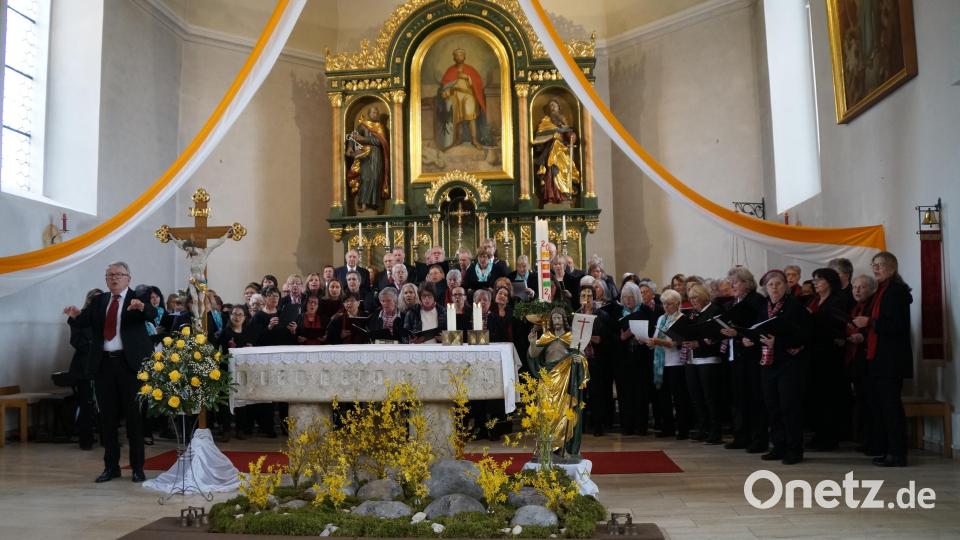 Über 100 Mitwirkende aus vier Chören sangen das Lied "Wer glaubt, ist nie allein" Bild: wel