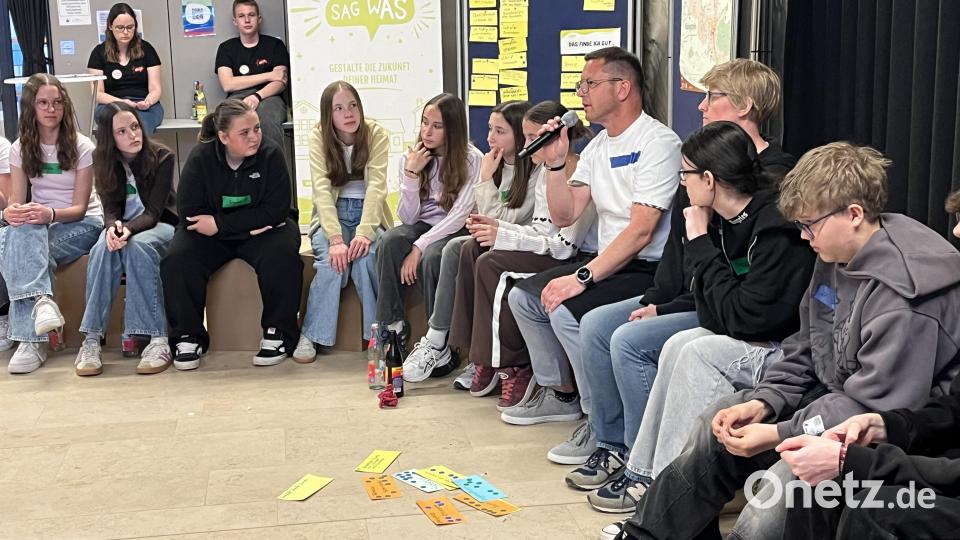 Bürgermeister Jörk Kaduk stand den Jugendlichen in Königstein Rede und Antwort Bild: hdk