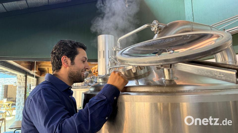 Arjun Malhutra kontrolliert einen der Brautanks in seinem Sudhaus. Bild: Eva Krafczyk/dpa