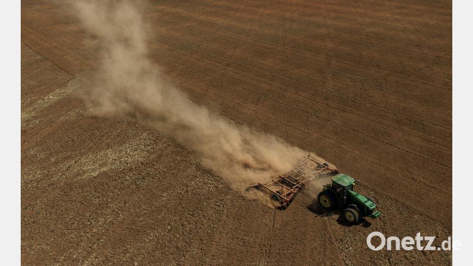 Allen O'Neal pflügt sein Feld und bereitet sich auf die Anpflanzung von Baumwolle in der Nähe von Quanah in einer Dürreperiode vor. Bild: Jon Shapley/AP/dpa