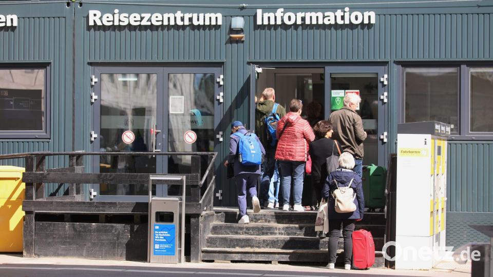 Weder Regional- noch ICE-Züge verkehren wie gewohnt, für Reisende bedeutet das Verspätungen und Ausfälle. Bild: Ralf Zwiebler/dpa