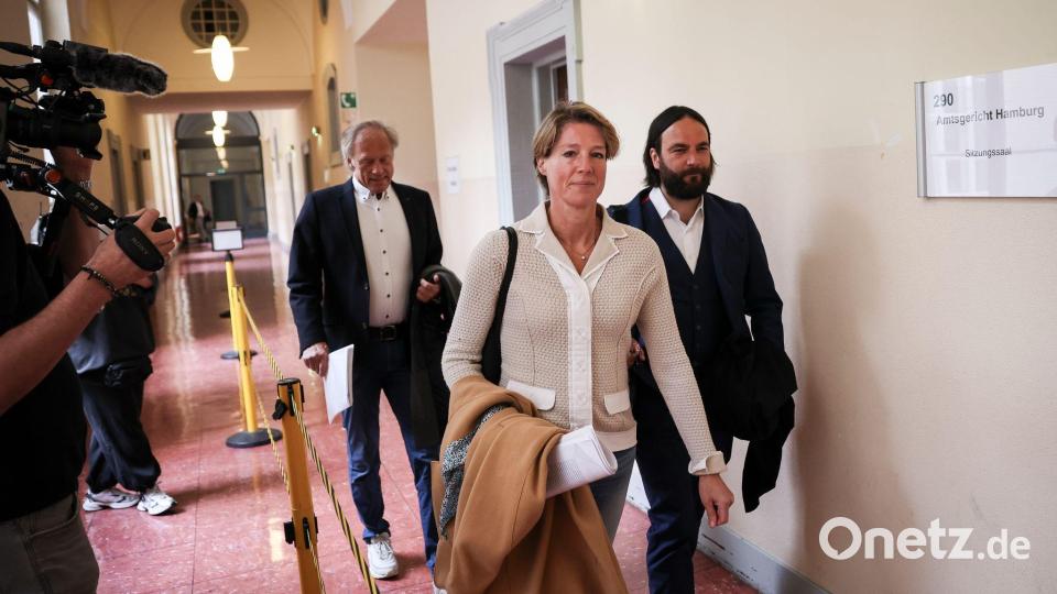 Christina Block auf dem Weg in den Gerichtssaal, rechts ihr Anwalt Ingo Bott, links Gerhard Delling. Bild: Christian Charisius/dpa