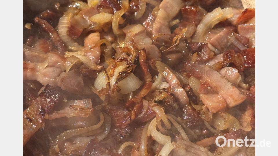 Deftiger Bauchspeck mit Zwiebeln. Bild: Ilse Hauer