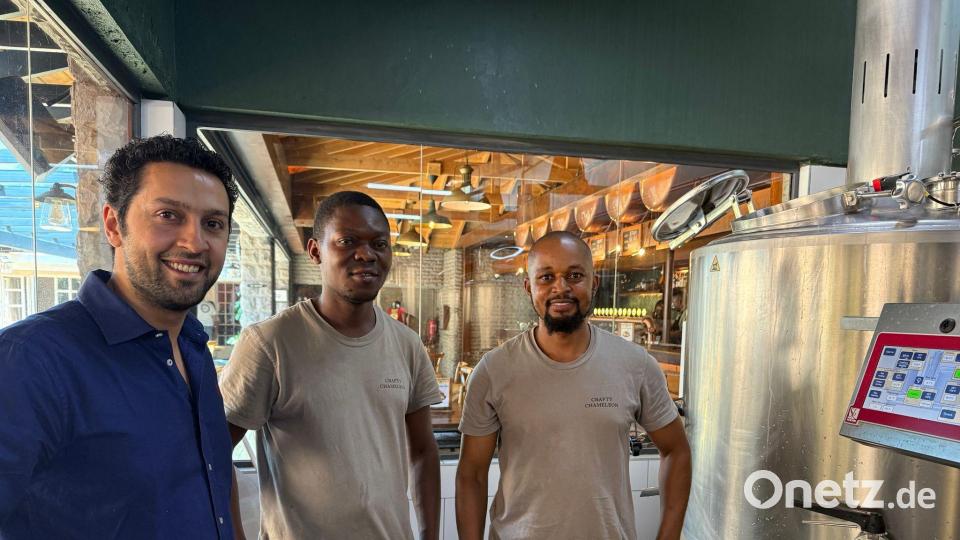 Arjun Malhotra (l) mit seinen kenianischen Brauerei-Mitarbeitern im Sudhaus seiner Craftbeer-Brauerei in Nairobi. Bild: Eva Krafczyk/dpa