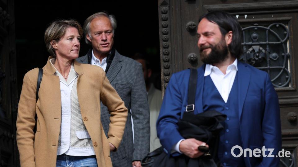 Christina Block, ihr Anwalt Ingo Bott (rechts), und Gerhard Delling. Rund 100 Verhandlungstage sind im Block-Prozess geplant. Bild: Christian Charisius/dpa