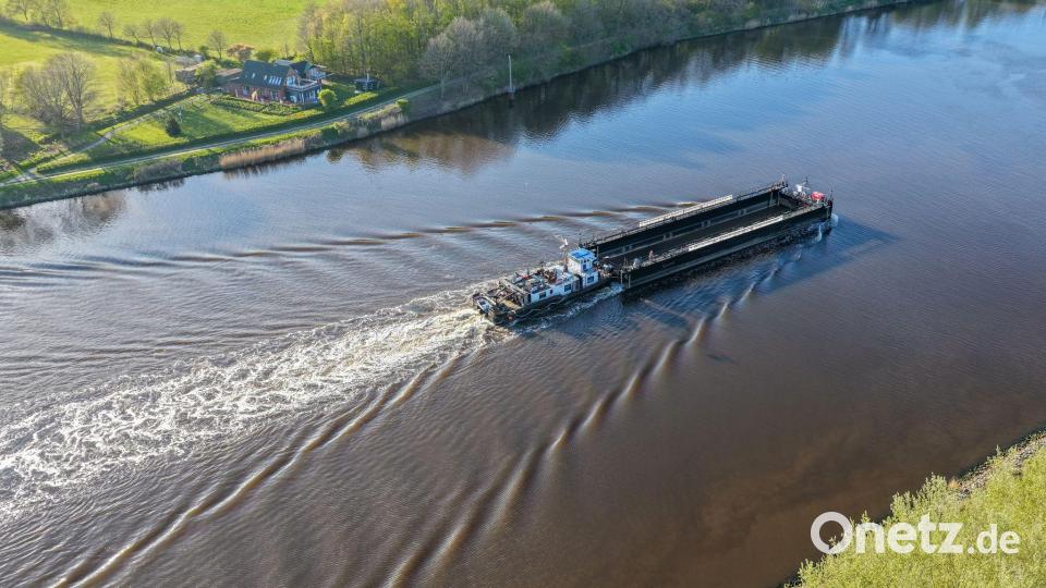 Ein Lastkahn, geschoben von dem Schubschiff „Hans“ fährt auf dem Nord-Ostsee-Kanal bei Hohenhörn. Vor fast einem Monat ist der Buckelwal vor der Insel Poel bei Wismar gestrandet. Diese Woche soll Schiffstechnik den Abtransport des Tiers ermöglichen. Bild: Bodo Marks/dpa