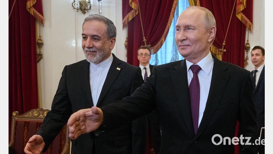 Der russische Präsident Wladimir Putin, rechts, und der iranische Außenminister Abbas Araghtschi sprachen in Moskau über den Iran-Krieg Bild: Dmitri Lovetsky/Pool AP/AP/dpa