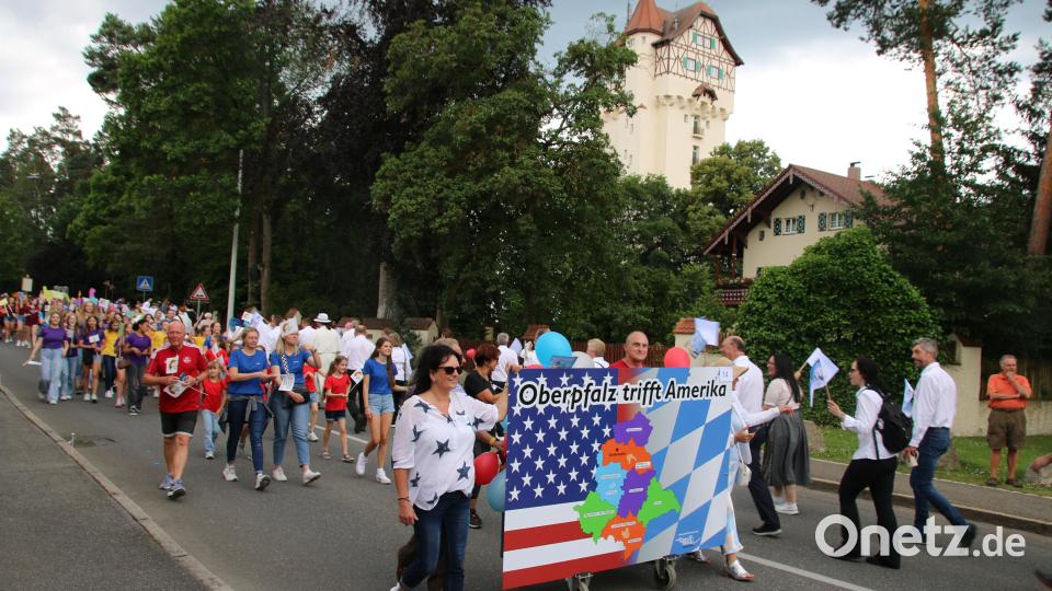 Oberpfalz trifft Amerika hieß es am Festzug 2024 in Grafenwöhr. Eine Abordnung aus Grafenwöhr will am Festzug 2026 in Roding teilnehmen. Bild: sne