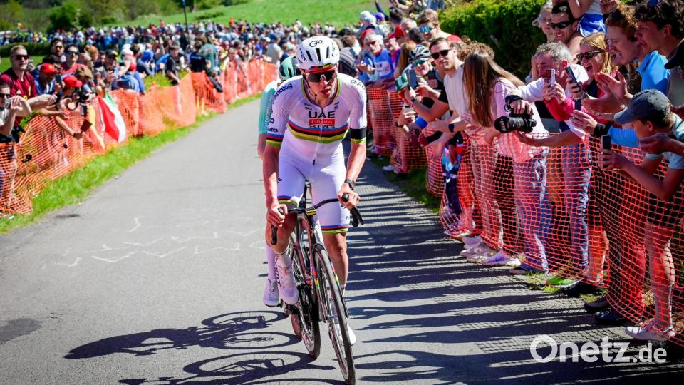 Nur Tadej Pogacar (vorne) konnte Paul Seixas bei Lüttich-Bastogne-Lüttich abhängen. Bild: Pool Bernard Papon/Belga/dpa