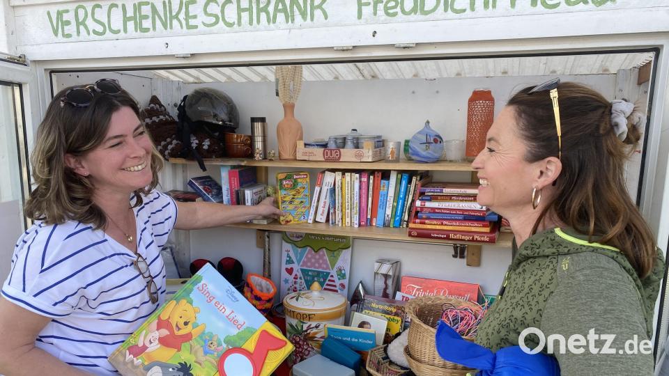Hier herrscht Freude: Manuela Nübler (links) und Ines Filipovic vom Heimat- und Kulturverein Freudenberg beim Bestücken des Verschenkeschranks. Bild: Ina Piehler